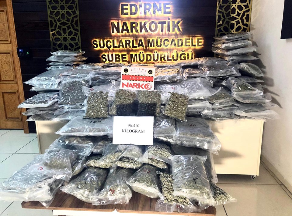 Çöp konteynerindeki valizden 30 milyon liralık uyuşturucu çıktı - 2