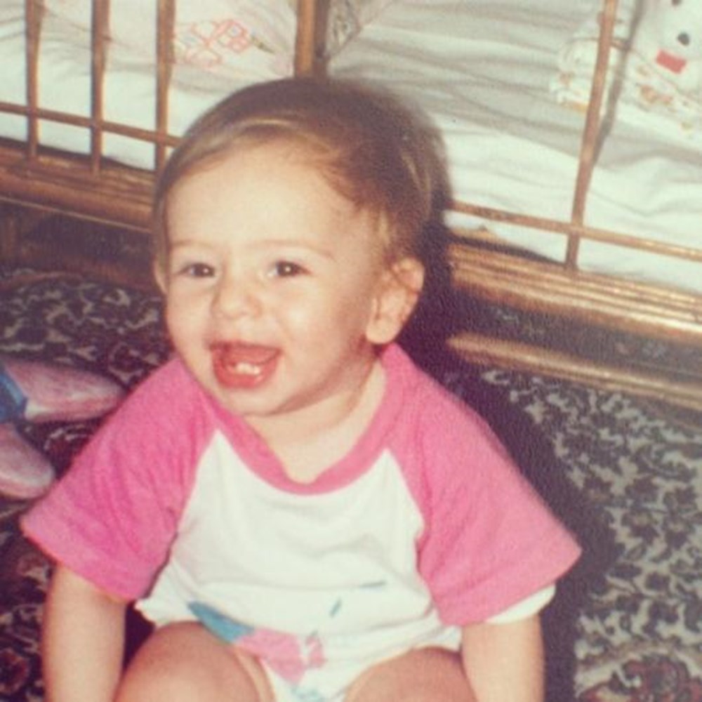 Nilgün Belgün takipçilerini geçmişe götürdü: Bu fotoğraf Marmaris'te çekildi (Ünlülerin çocukluk ve gençlik halleri) - 695