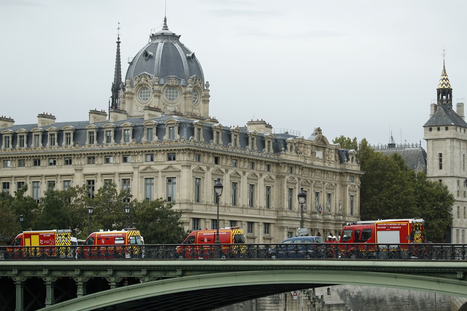 Paris Emniyet Müdürlüğü'nde bıçaklı saldırı: 4 ölü - 2