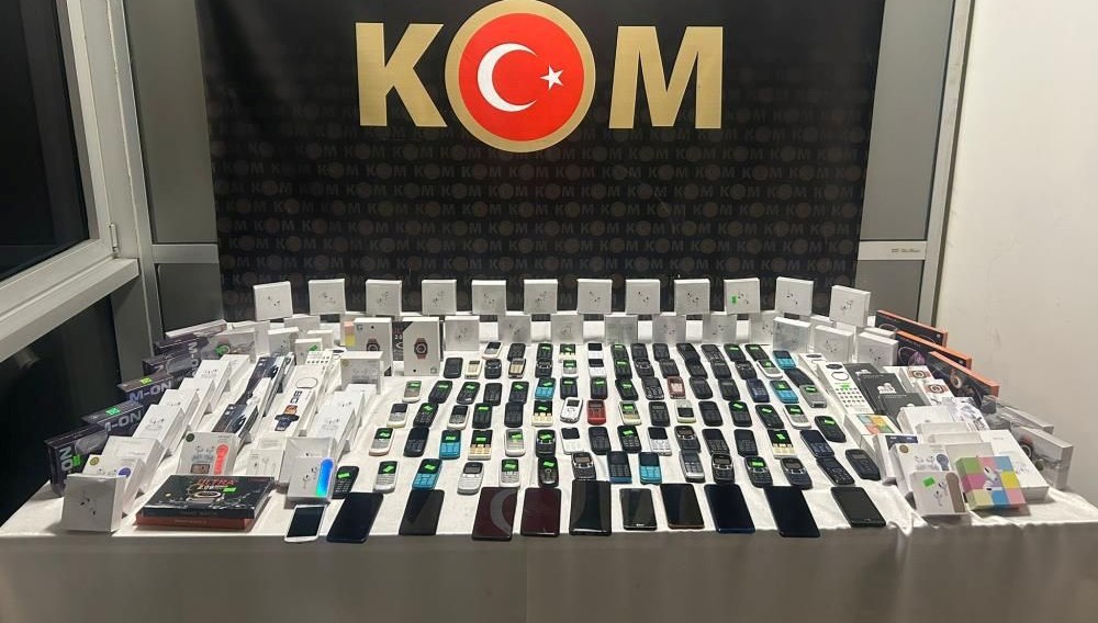 Kütahya'da 102 kaçak cep telefonu ele geçirildi