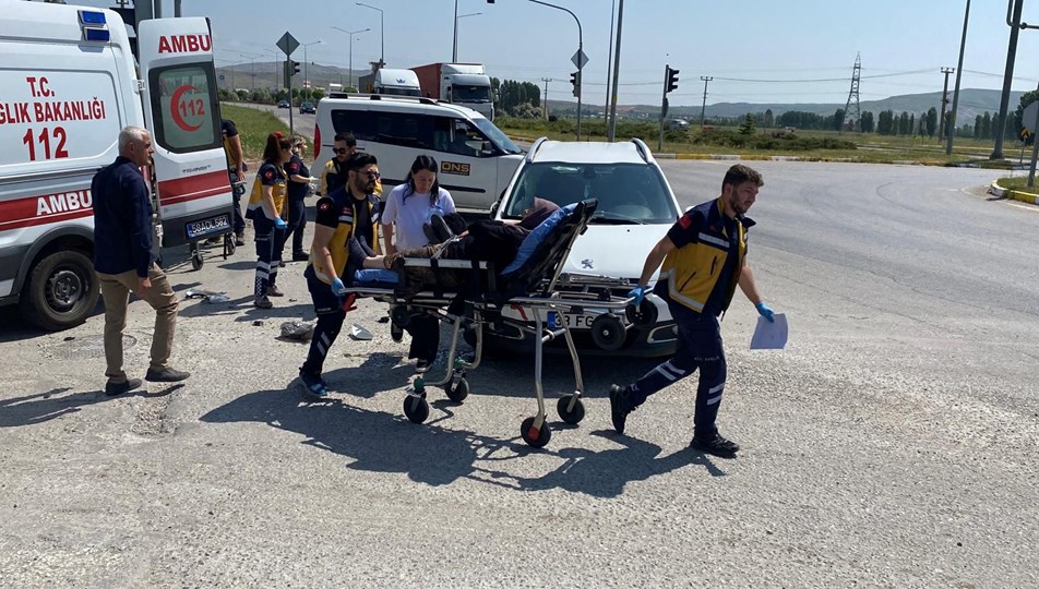 Hasta taşıyan ambulansla otomobil çarpıştı: 5 kişi yaralandı