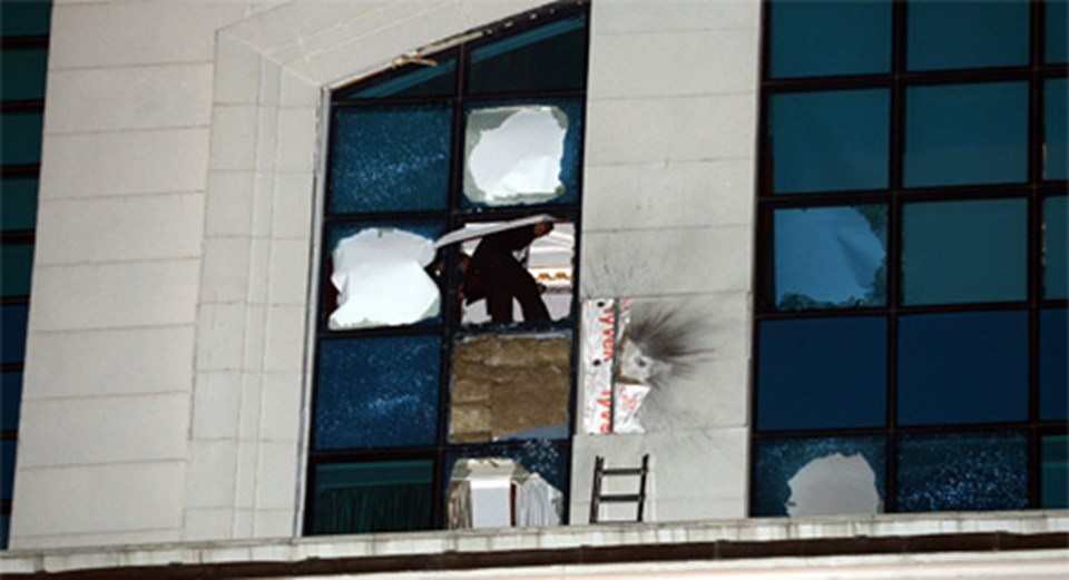 Saldırganların Başbakan'ın çalışma ofisinin de bulunduğu 8. katı hedef aldığı belirtiliyor. 