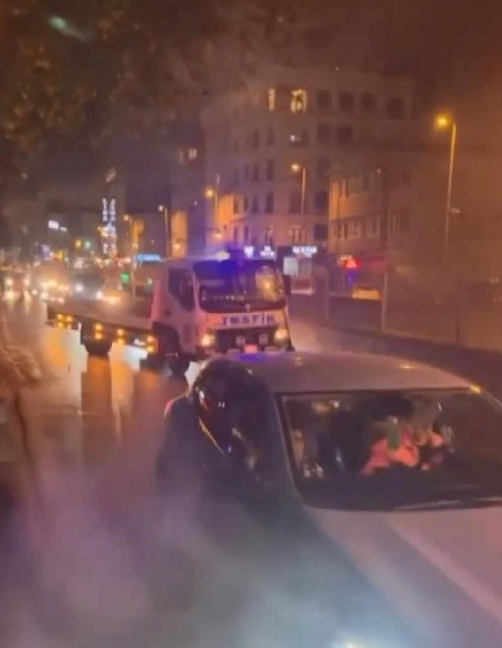 Gaziosmanpaşa'da meşaleli doğum günü kutlaması: Çekiciyle caddeyi kapadılar - 3