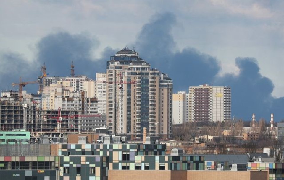 Kiev'in eteklerinde Rusya'nın bombardımanı sonrası yükselen duman, şehrin merkezinden görüntülendi.