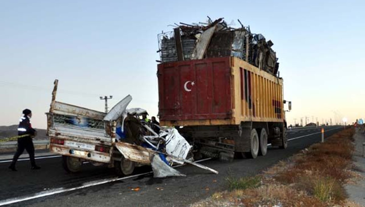 Kamyon, kamyonete çarptı; baba yaralandı, kızı öldü