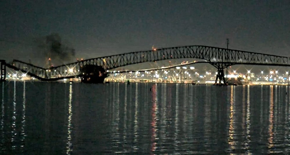 ABD'de kargo gemisi köprüyü yıktı: Araçlar suya düştü - 3