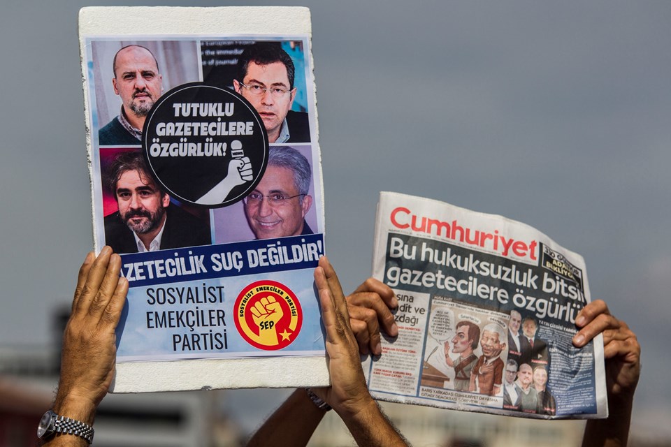 Cumhuriyet gazetesi yazarı Kadri Gürsel tahliye edildi - 3