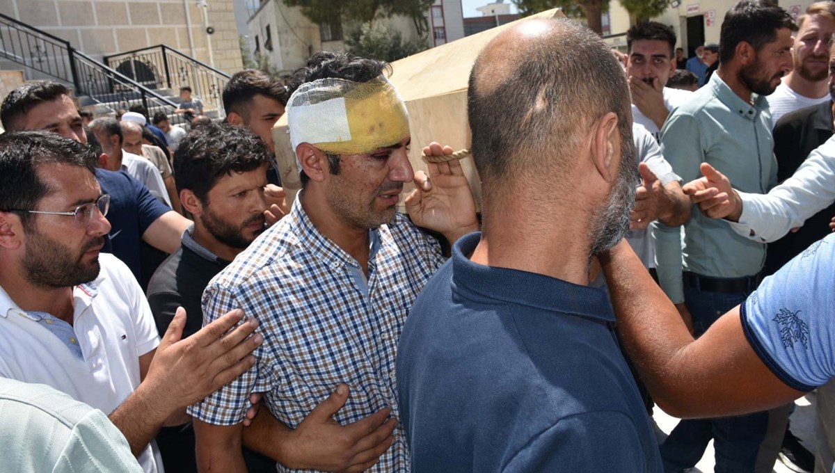 Manisa'daki feci kaza: Başındaki sargıyla kızının tabutunu taşıdı Manisa'daki feci kaza: Başındaki sargıyla kızının tabutunu taşıdı