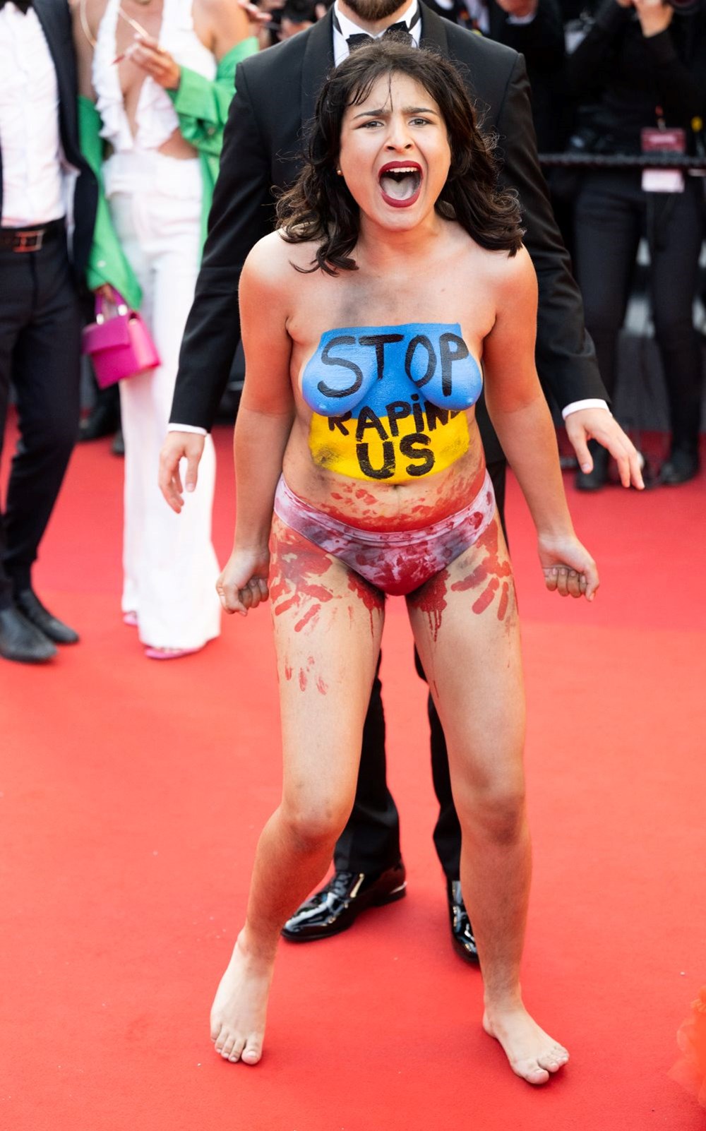 75. Cannes Film Festivali kırmızı halısında Ukrayna için çıplak protesto - 3