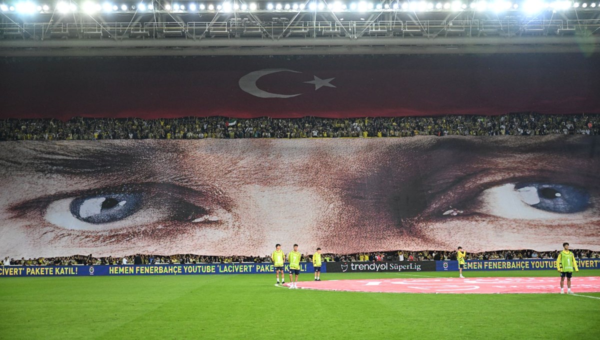 Fenerbahçe tribünlerinden Cumhuriyet'in 100. yılına özel koreografi Fenerbahçe tribünlerinden Cumhuriyet'in 100. yılına özel koreografi