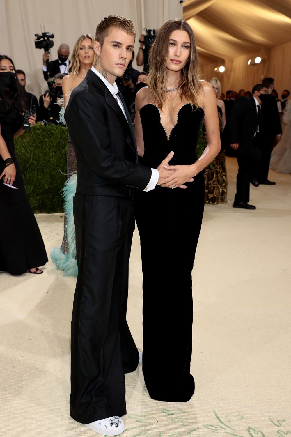 Hailey Bieber resmen milyarder oldu - 6