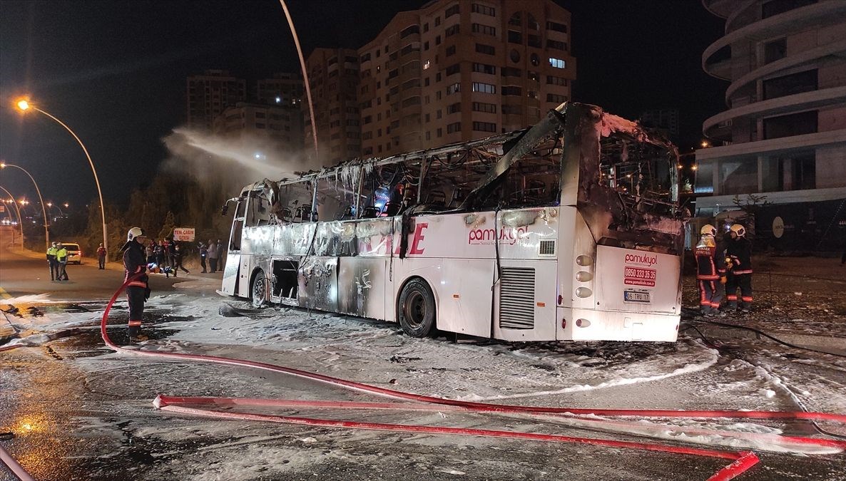 Ankara'da yolcu otob�s� yand�: 1 �l�, 20 yaral�