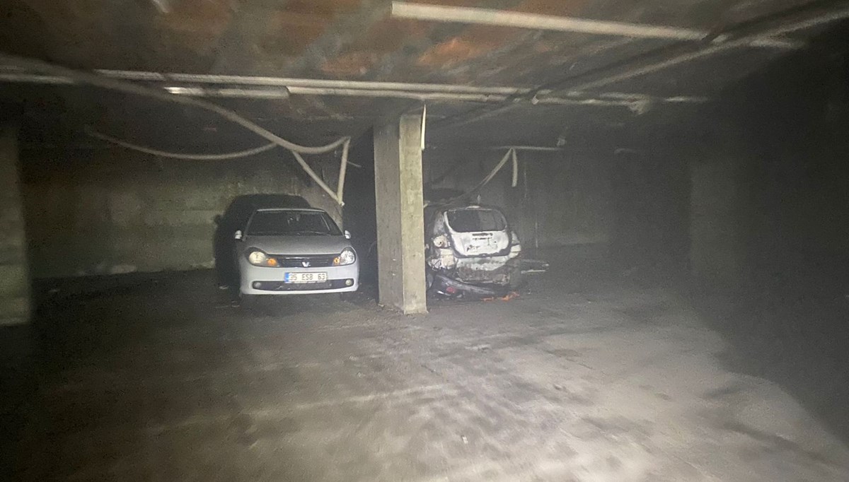 Otoparktaki otomobil yangını nedeniyle 52 dairelik bina tahliye edildi Otoparktaki otomobil yangını nedeniyle 52 dairelik bina tahliye edildi