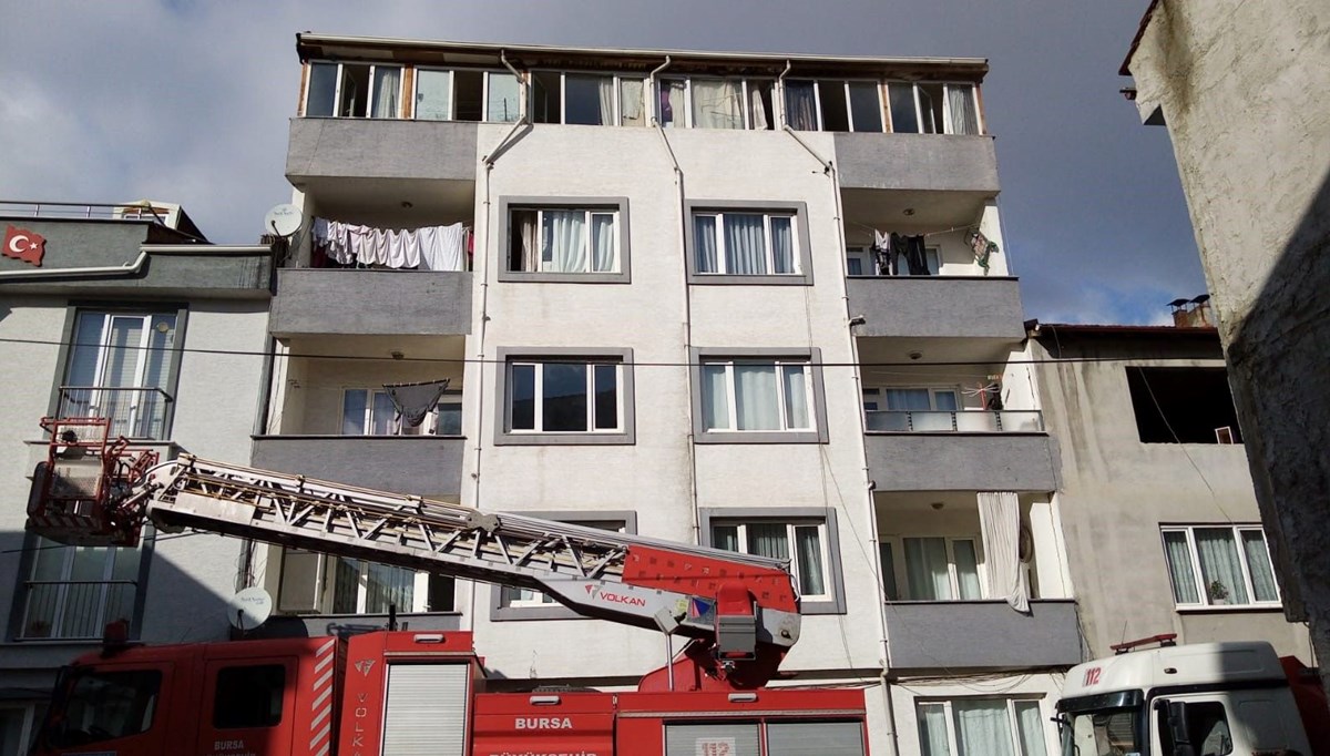5 katlı apartmanın çatı katında yangın 5 katlı apartmanın çatı katında yangın