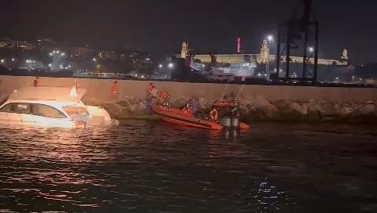 Haydarpaşa'da batmak üzere olan teknedeki 10 kişi kurtarıldı Haydarpaşa'da batmak üzere olan teknedeki 10 kişi kurtarıldı