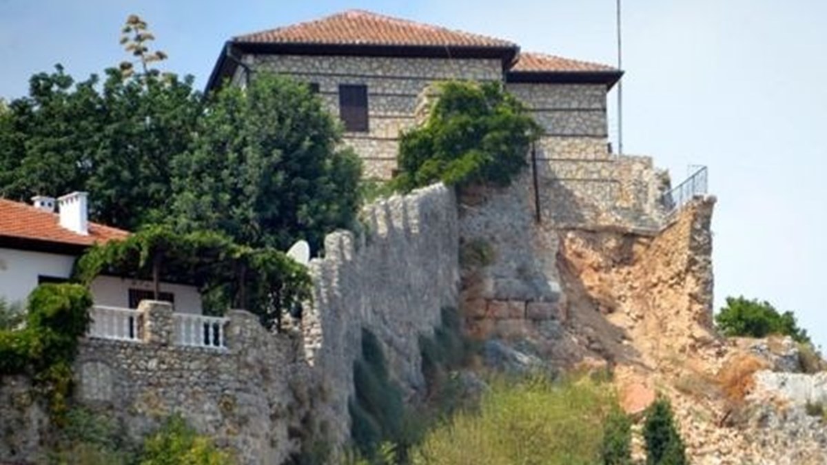 alanya kalesi nin surlarini yikan