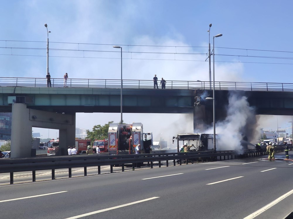 İstanbul'da metrobüste korkutan yangın | NTV