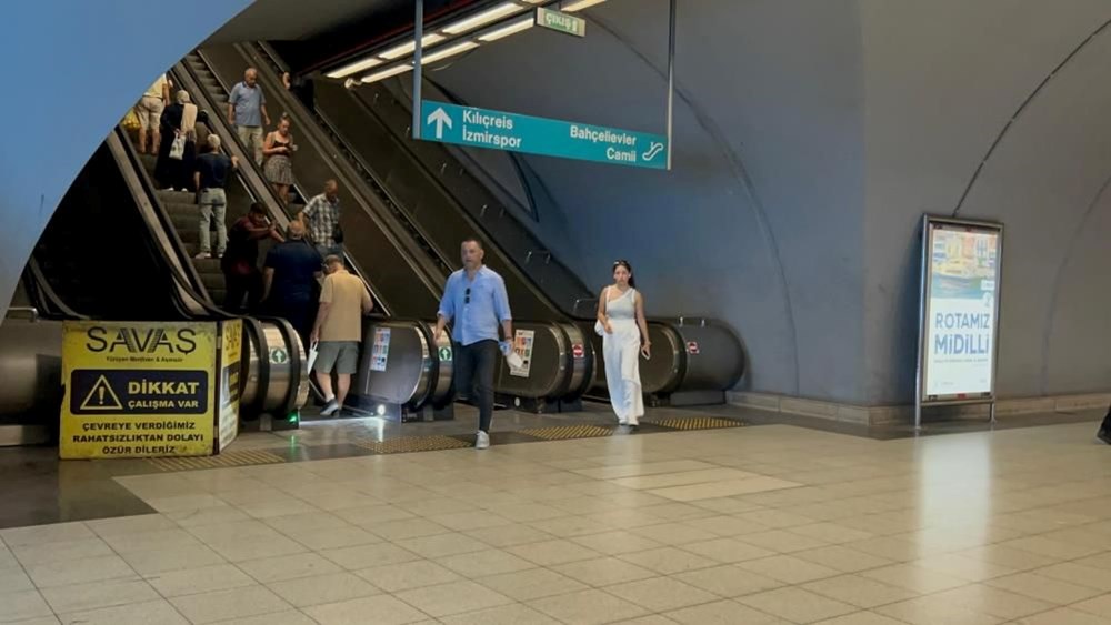 İzmir metrosundaki kaza anı kamerada: Yürüyen merdiven bir
anda ters yönde gitmeye başladı - 3