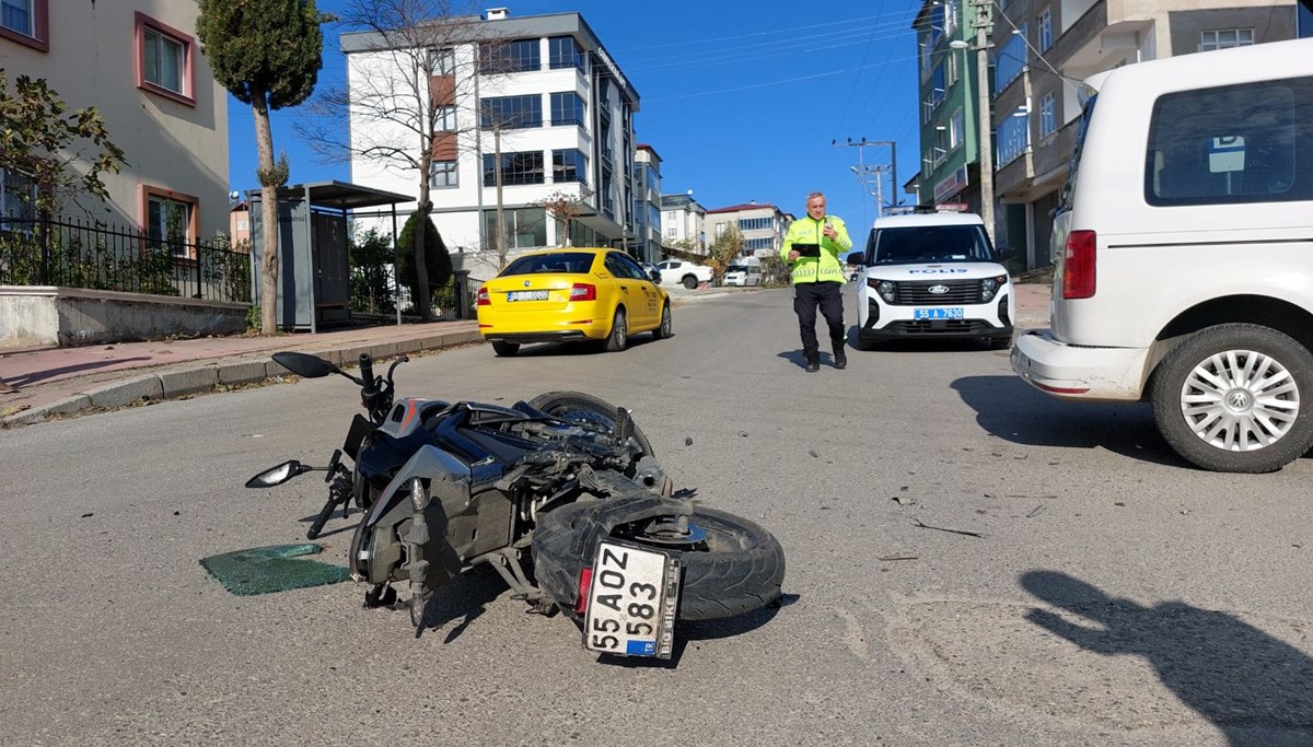 Motosiklet hafif ticari araca çarptı: 1 kişi yaralandı