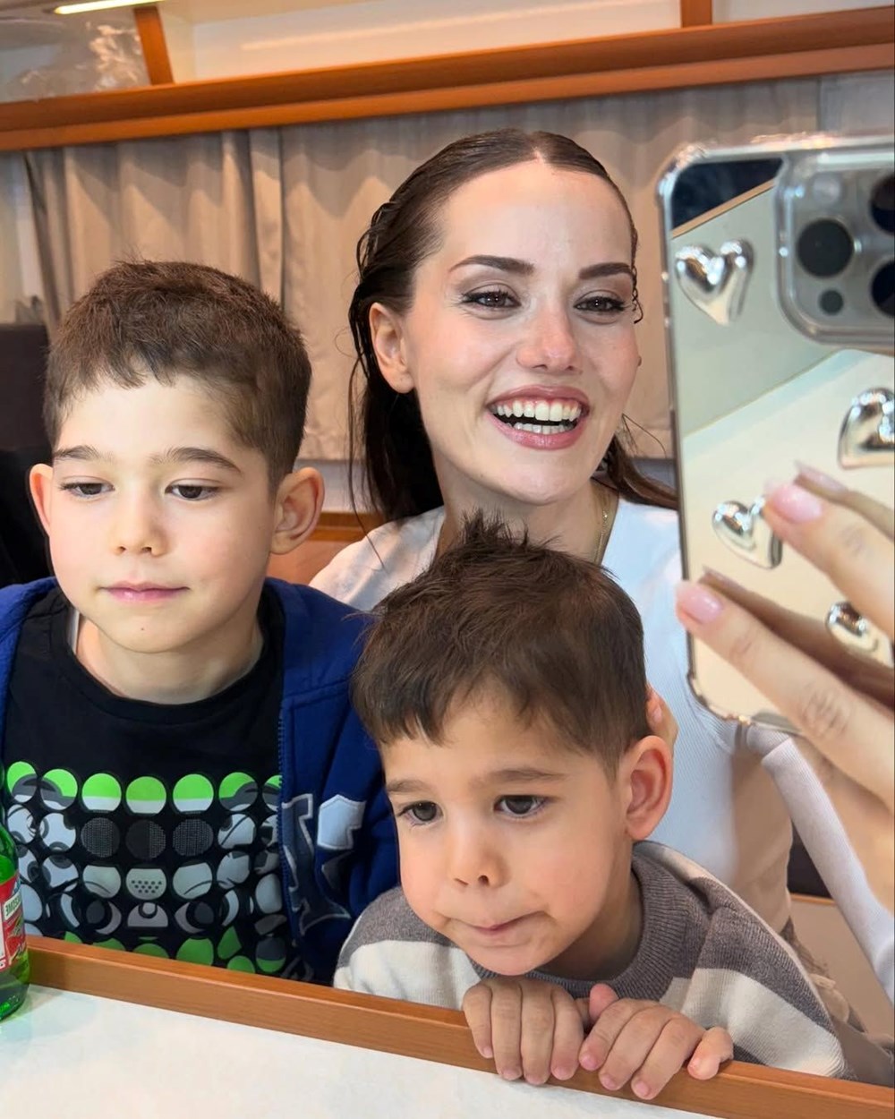 Fahriye Evcen ve oğullarından karavan pozları 74 2EgXPZmFB0KkMY XGp2GHQ