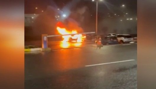 İstanbul Havalimanı Mülki İdare Amirliği önündeki otoparkta araç yangını