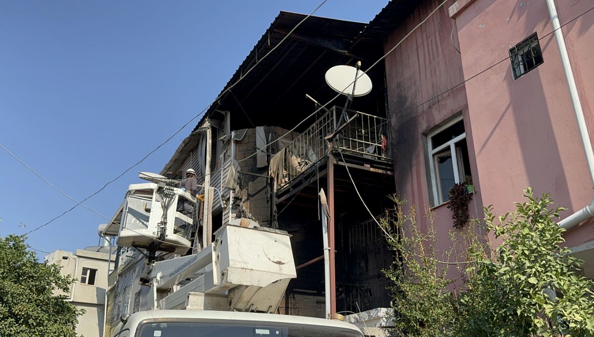 Adana'da yangının sıçradığı evdeki 4 kişi dumandan etkilendi Adana'da yangının sıçradığı evdeki 4 kişi dumandan etkilendi