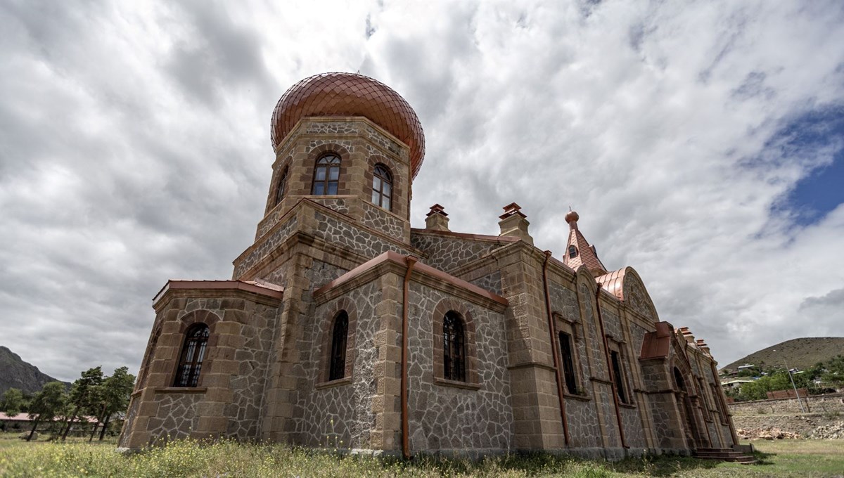 Erzurum'daki tarihi Rus kilisesi eski resimlerine bakılarak restore edildi