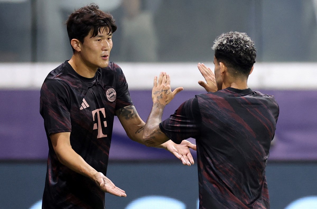 Kim Min-Jae ve takım arkadaşı Luiz Diaz, maç önü ısınmada