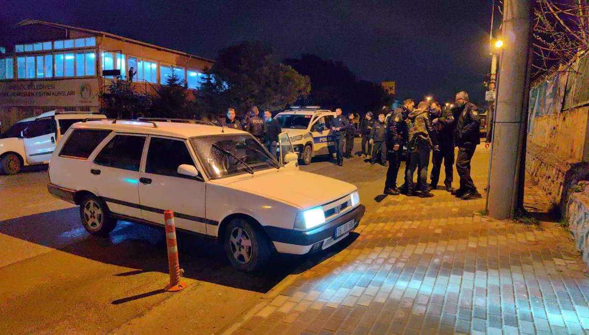 Bursa’da ehliyetsiz sürücünün kaçışı, polis barikatında son buldu Bursa’da ehliyetsiz sürücünün kaçışı, polis barikatında son buldu