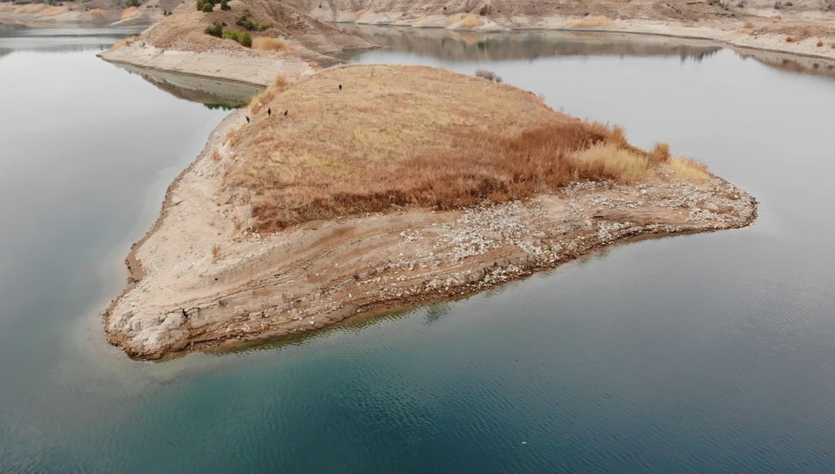 Su çekildi höyük ortaya çıktı