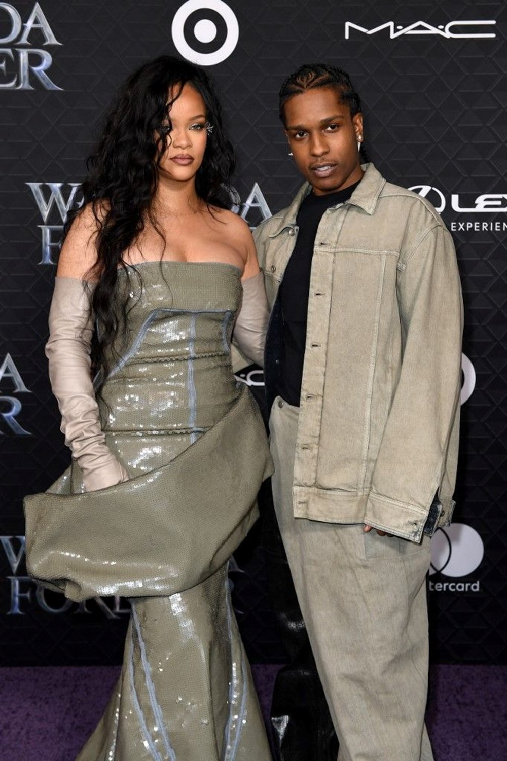 Rihanna doğum sonrası ilk kırmızı halısına katıldı - 5