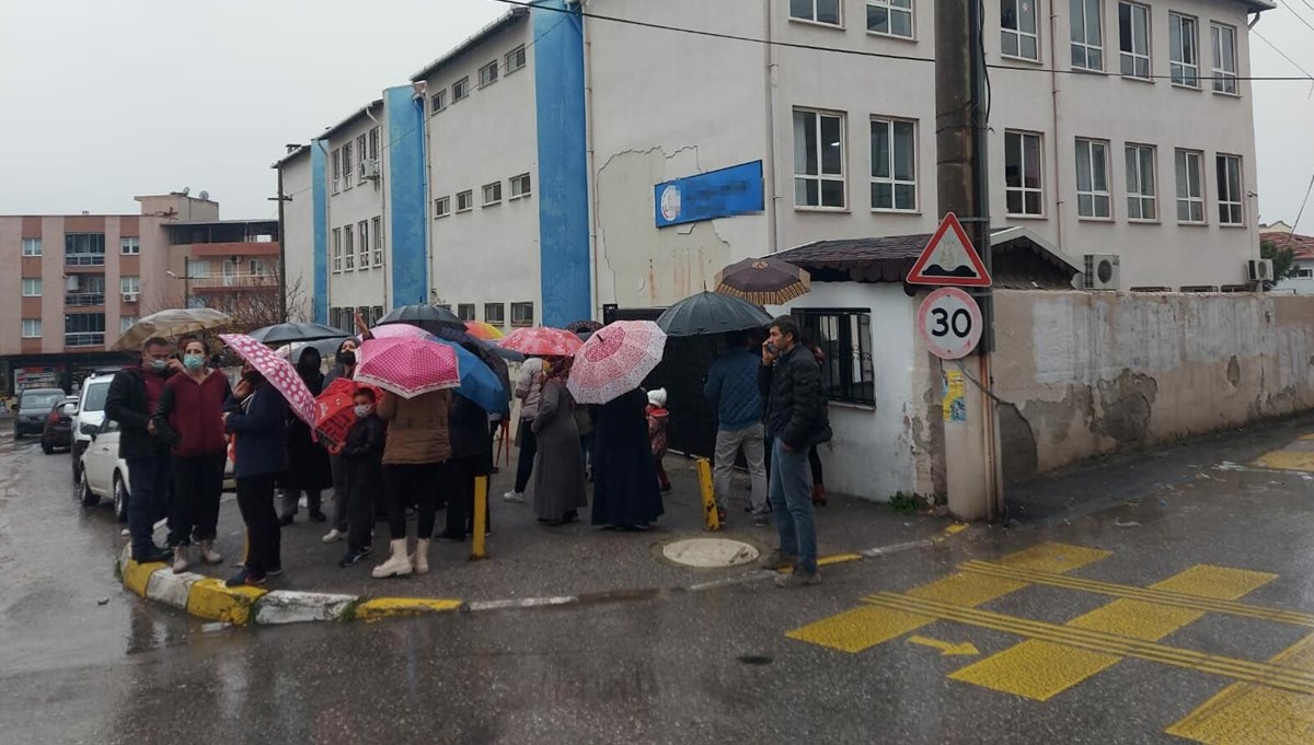 7 yaşındaki kız çocuğunun okulda tacize uğradığı iddiası velileri sokağa döktü