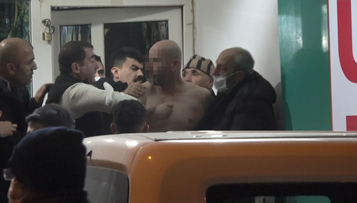 Polise bıçakla saldırıp, müşterileri alıkoydu