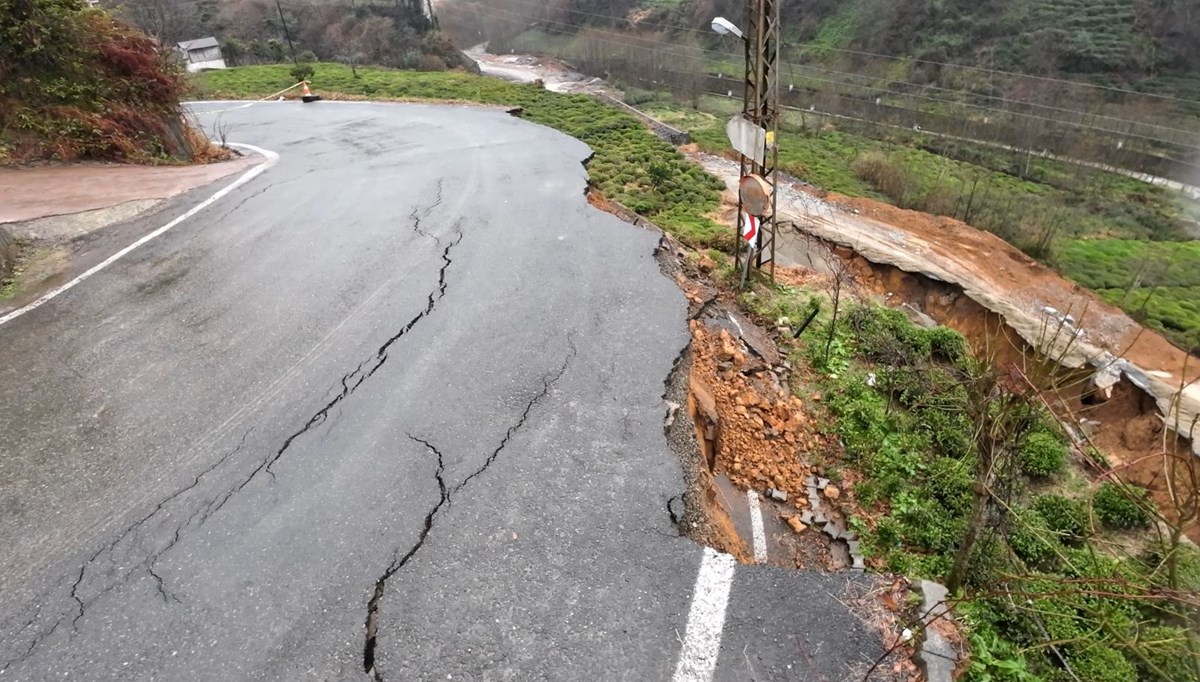 Sağanak sonrası heyelan meydana geldi: Köy yolu ulaşıma kapandı