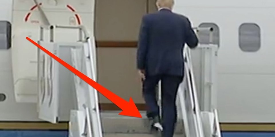 Trump'ın ayakkabısına tuvalet kağıdı yapıştı - 1