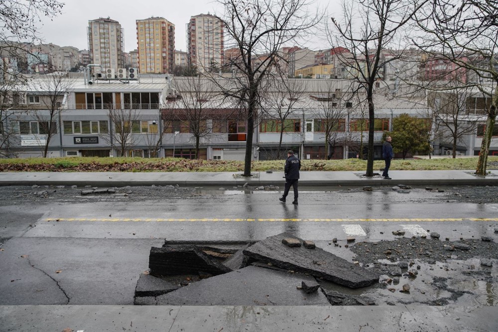 İstanbul'da su borusu patladı, moto kurye açılan çukura düştü - 10