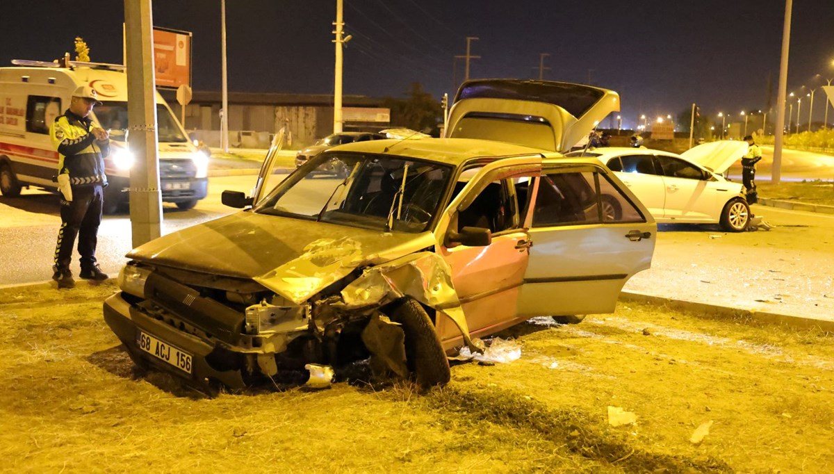Aksaray'da 2 otomobil çarpıştı: 2'si çocuk 7 yaralı Aksaray'da 2 otomobil çarpıştı: 2'si çocuk 7 yaralı
