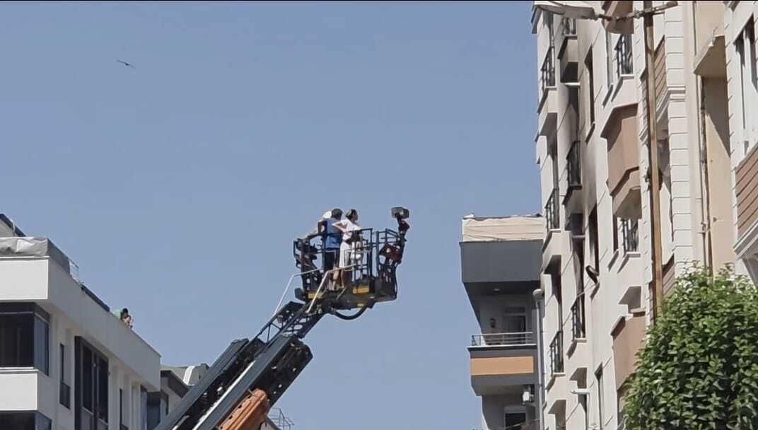 Avcılar'da beş katlı binada yangın: Can pazarı yaşandı