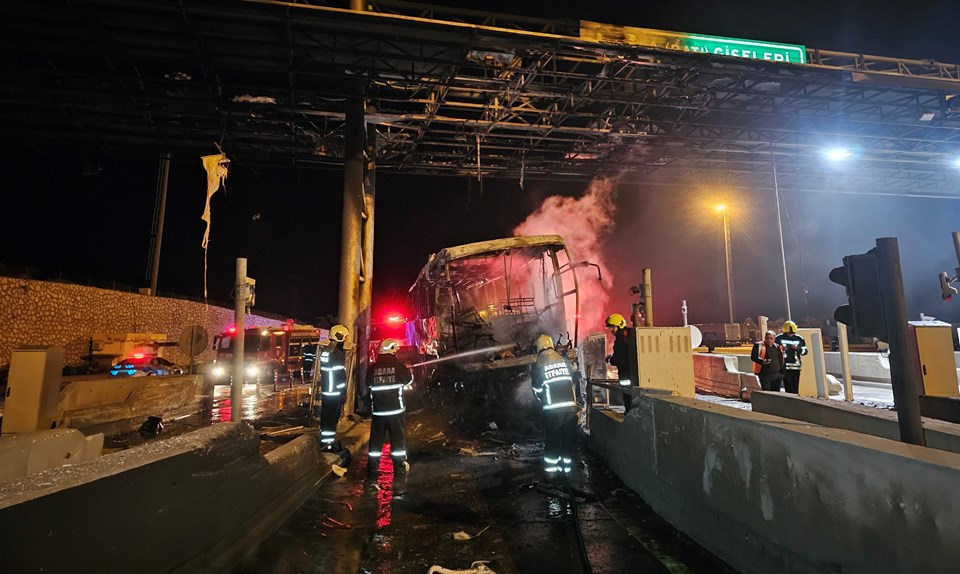 Gişelerde beton bariyere çarpan yolcu otobüsü alev aldı: 6 yaralı - 1