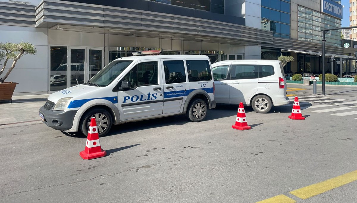 Temizlik işçisi, AVM'nin mescidinde ölü bulundu Temizlik işçisi, AVM'nin mescidinde ölü bulundu