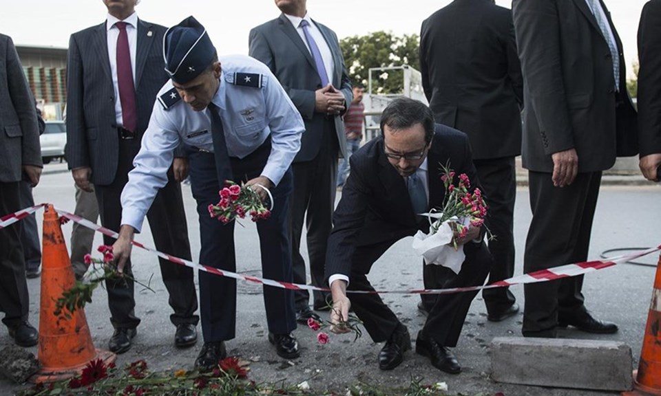 ABD Büyükelçisi patlamanın olduğu alana çiçek bıraktı - 1