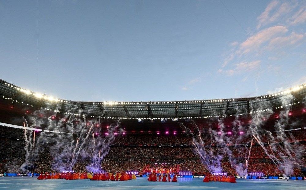 Camila Cabello UEFA Şampiyonlar Ligi final maçı seyircisine tepki gösterdi - 3