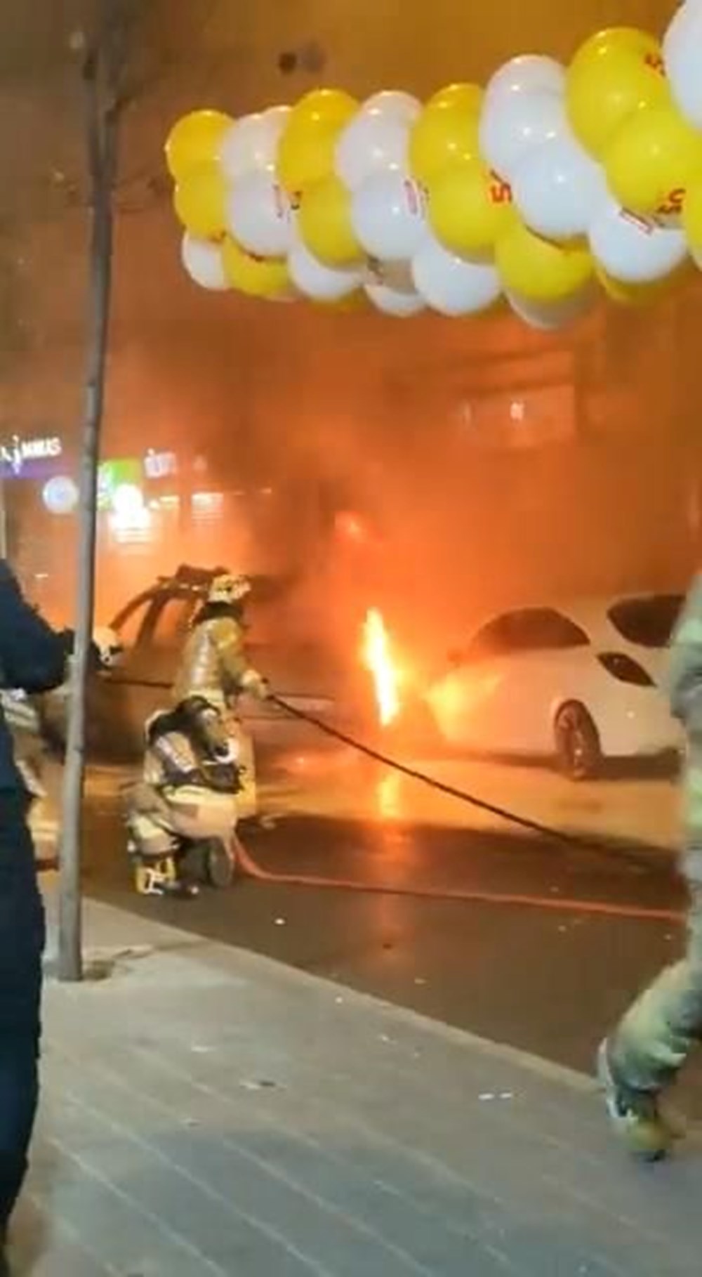 Fatih'te yangın: 5 araç kül oldu - 2