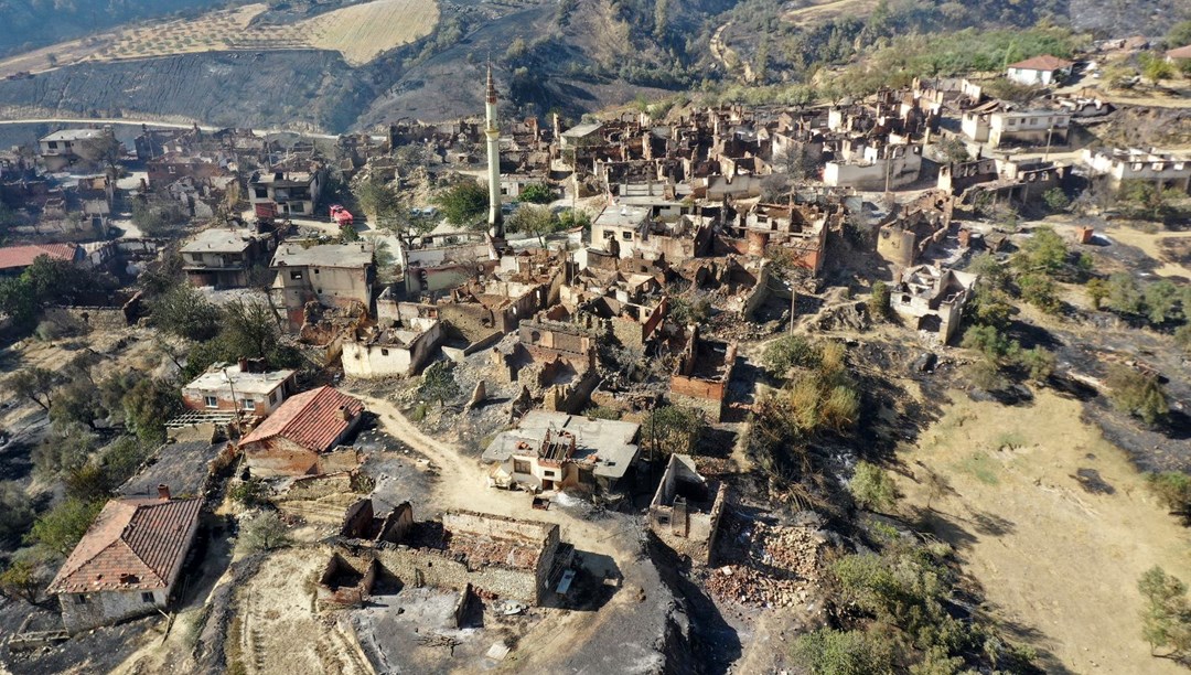 Alevlerle boğuşan Ege’den çarpıcı fotoğraf kareleri: Bir mahalle tamamen küle döndü