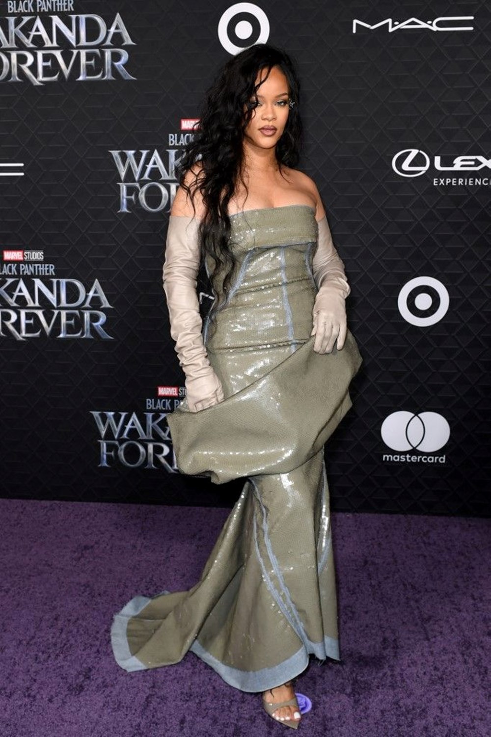 Rihanna doğum sonrası ilk kırmızı halısına katıldı - 4