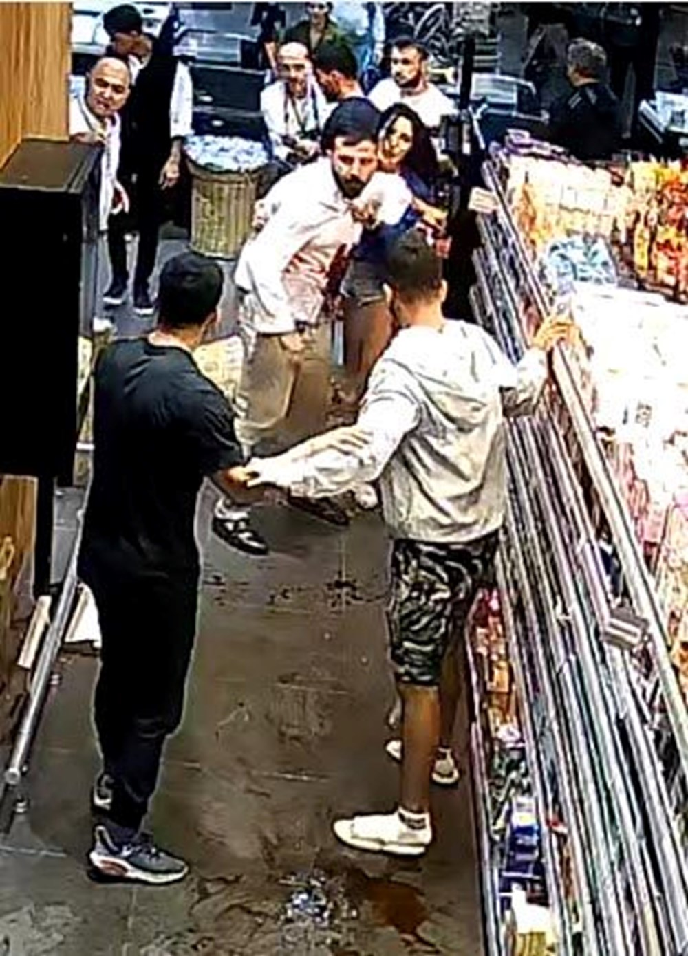 İzmir’de marketteki dehşet anlarının görüntüsü ortaya çıktı |Cinayet şüphelisi: “Adam çakının üzerine düştü” - 9