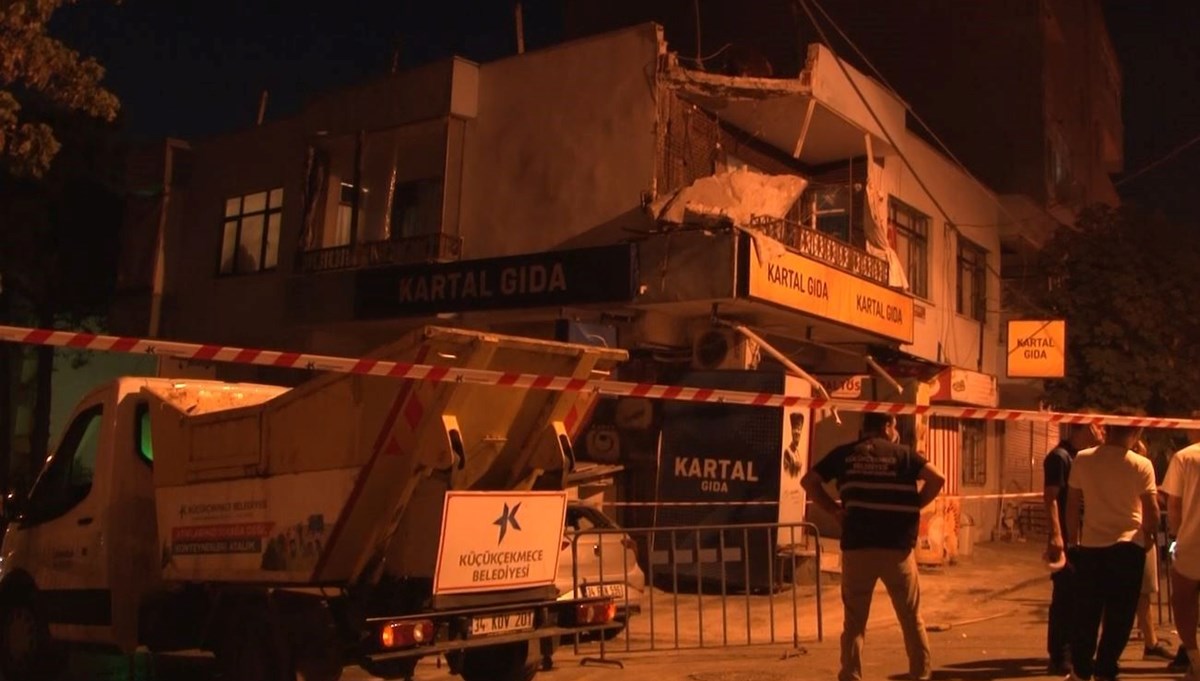 İki katlı binanın balkon duvarı çöktü