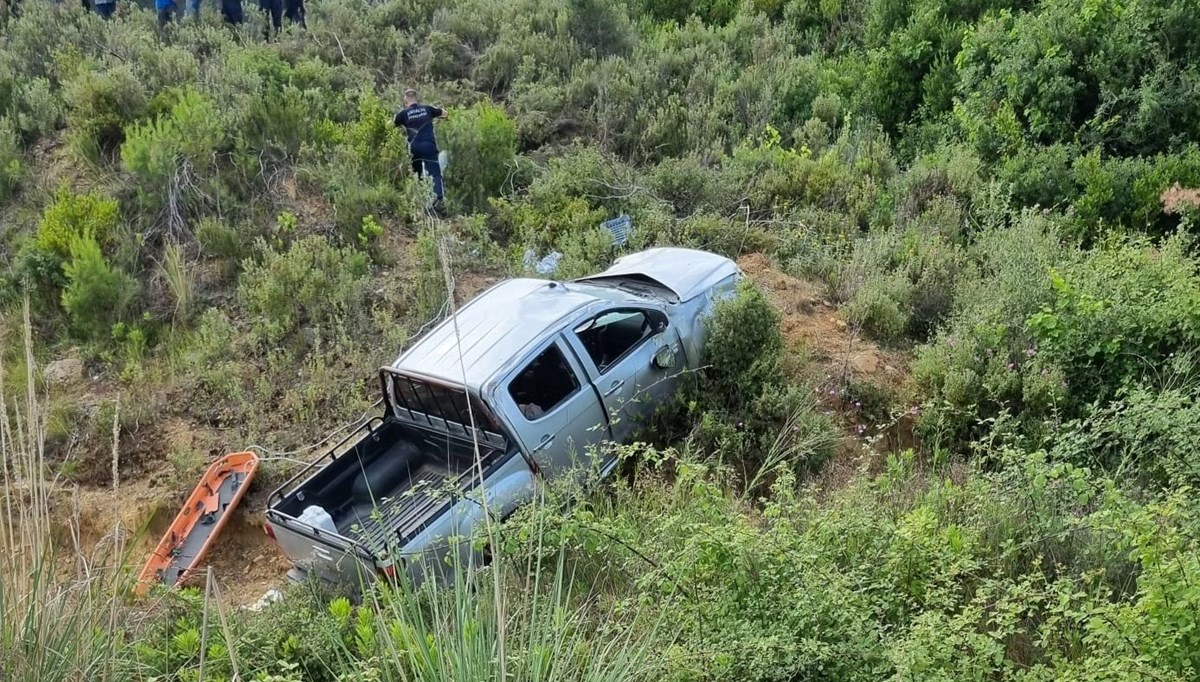 Kamyonet uçuruma yuvarlandı: 1 ölü, 3 yaralı