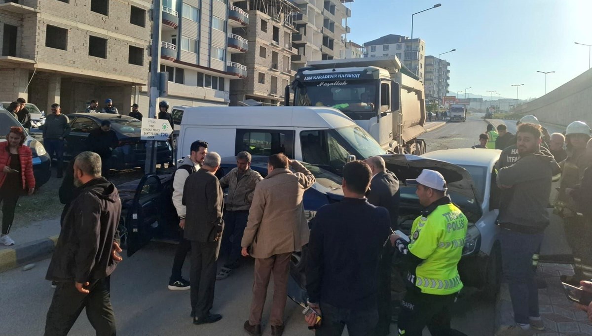 Fren sistemi arızalanan kamyon, kavşakta 5 araca çarptı: 3 yaralı Fren sistemi arızalanan kamyon, kavşakta 5 araca çarptı: 3 yaralı