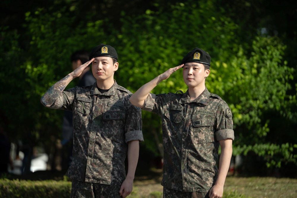 En popüler K-Pop gruplarından BTS üyeleri terhis oldu, hayranlar gözyaşlarıyla karşıladı - 4